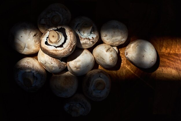 Photo high angle view of mushrooms on table