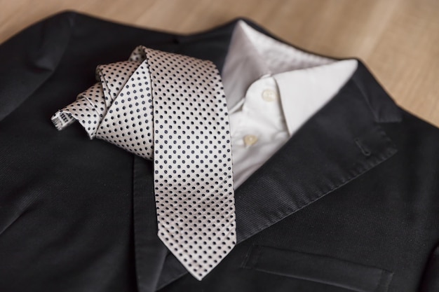 テーブルの上のスーツのネクタイの高角度のビュー