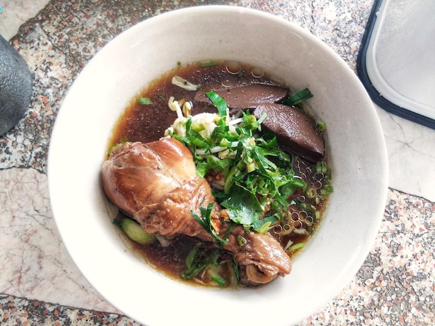 Photo high angle view of noodle soup in bowl on table