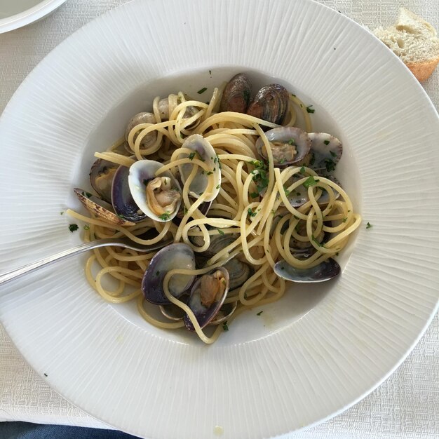 Foto vista ad alto angolo dei tagliatelle in ciotola sul tavolo