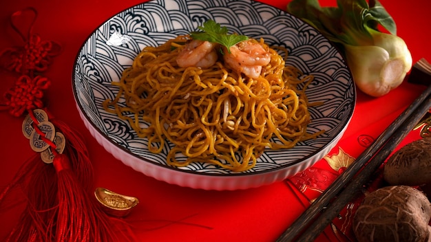 Foto vista ad alta angolazione dei noodles in una ciotola sul tavolo