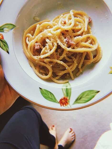 Foto vista ad alta angolazione dei noodles nel piatto sul tavolo