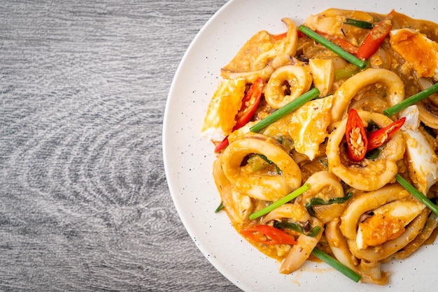 Photo high angle view of noodles in plate on table