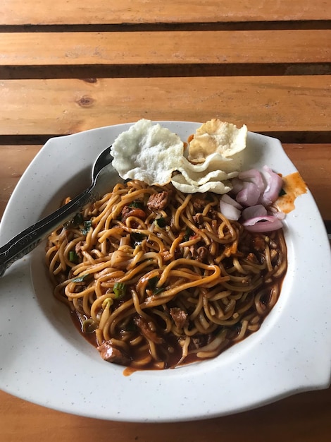 Foto vista ad alto angolo dei tagliatelle nel piatto sul tavolo