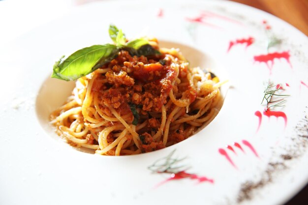 Photo high angle view of noodles in plate on table