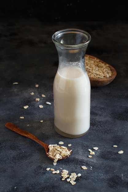 Photo high angle view of oat flake with milk against black background