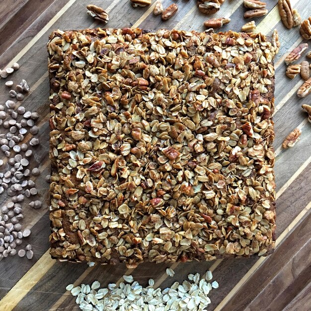 Foto vista ad alta angolazione della torta d'avena sul tavolo