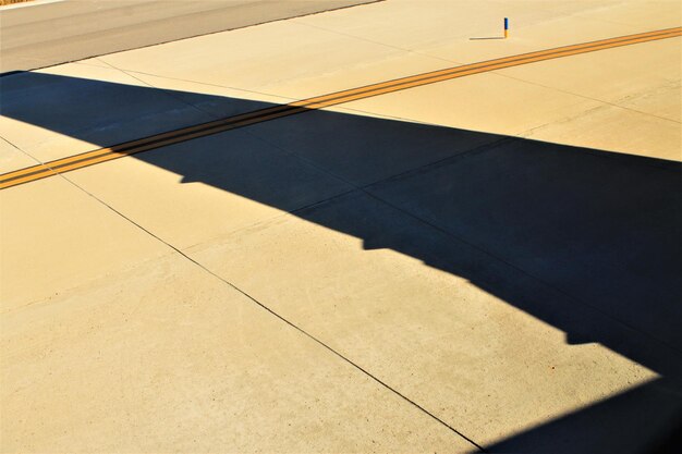 写真 空港の滑走路の高角度の景色