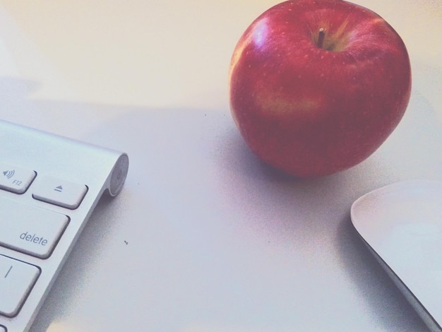 사진 테이블 위 에 있는 사과 와 키보드 의 높은 각도 뷰