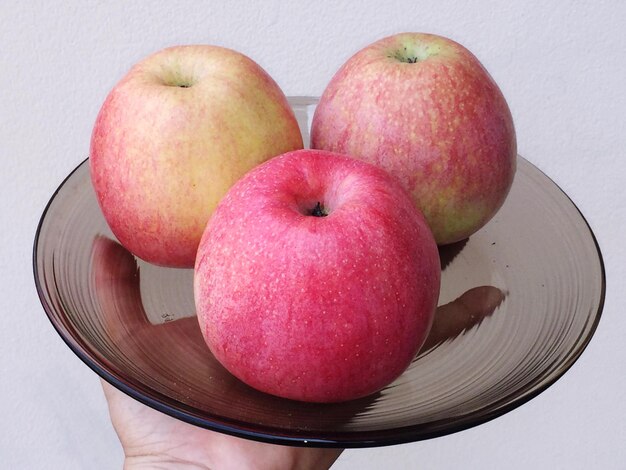 사진 테이블 위에 있는 사과와 사과를 높은 각도에서 볼 수 있다.