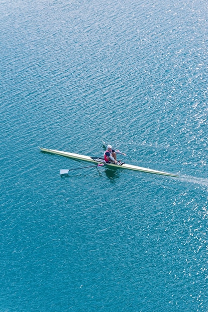 写真 海上でローイングをしているアスリートの高角度の景色