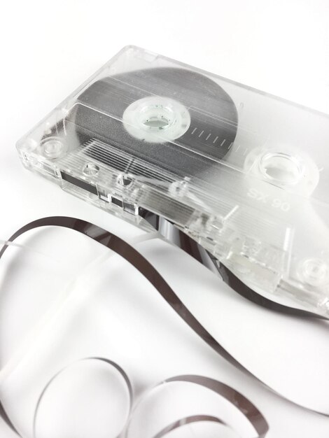 Фото Высокоугольный вид аудиокассеты на столе