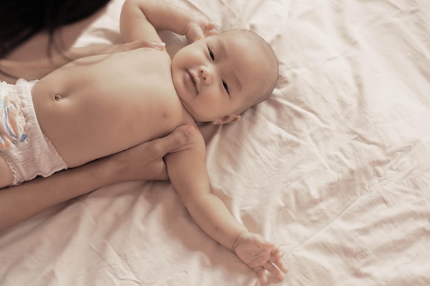 사진 침대 에 누워 있는 아기 의 고각상