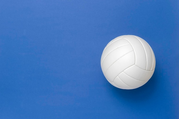 Фото Высокоугольный вид мяча на синем фоне