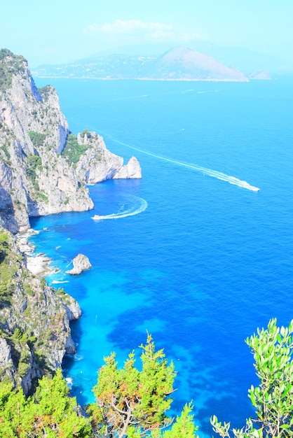 写真 湾と岩の高角度の景色