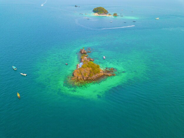 写真 海の湾の高角度の景色