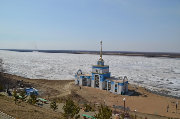 Фото Высокоугольный вид на пляж на фоне неба