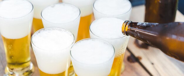 写真 テーブル上のビールボトルの高角度のビュー