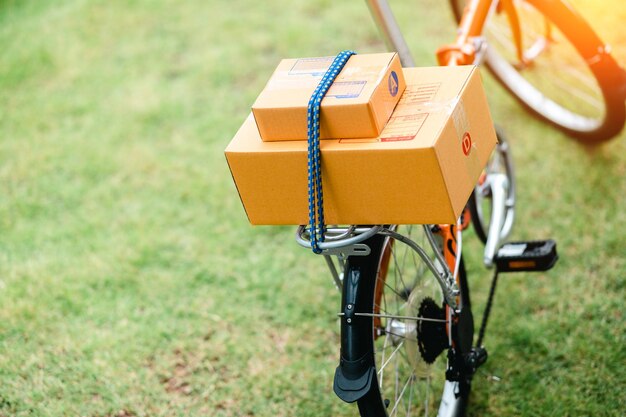 写真 野原での自転車の高角度の視点