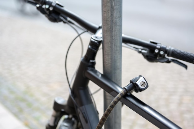 写真 レールで駐車した自転車の高角度の景色