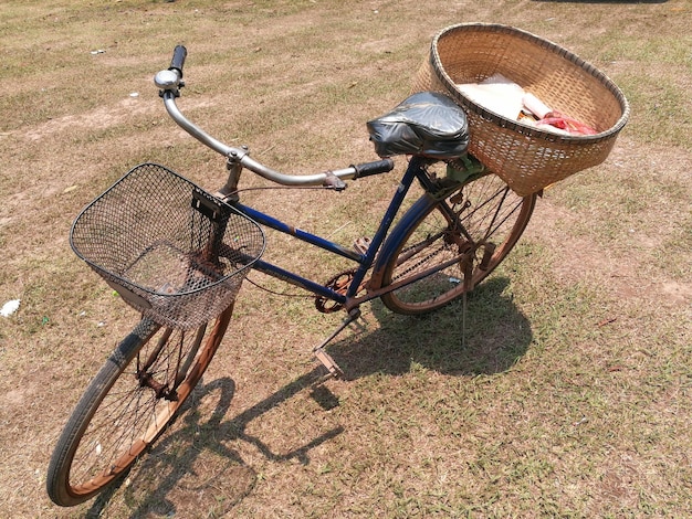 사진 필드 에 주차 된 자전거 의 높은 각도 뷰