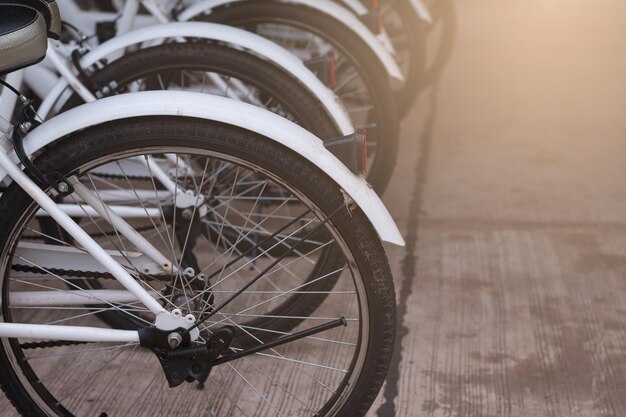 写真 歩道に駐車した自転車の高角度の景色