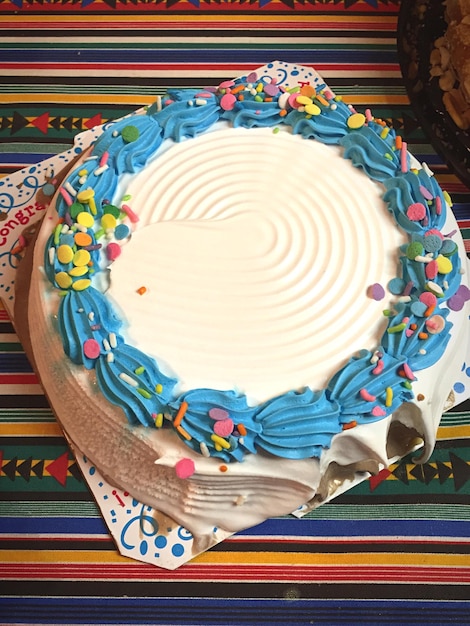 사진 테이블 위 에 있는 생일 케이크 의 높은 각도 시각