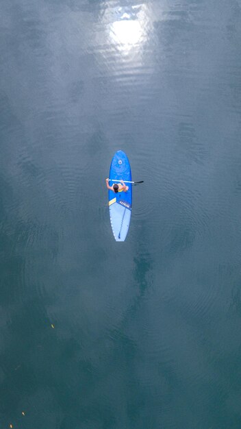 写真 海中のボートの高角度の景色