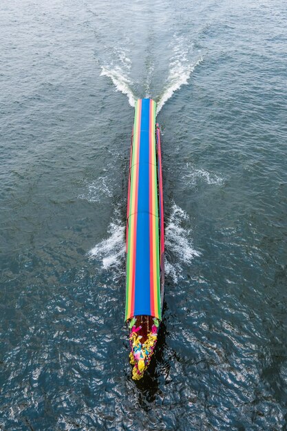 写真 海中のボートの高角度の景色