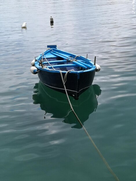 Фото Высокоугольный вид лодки, пришвартованной в озере