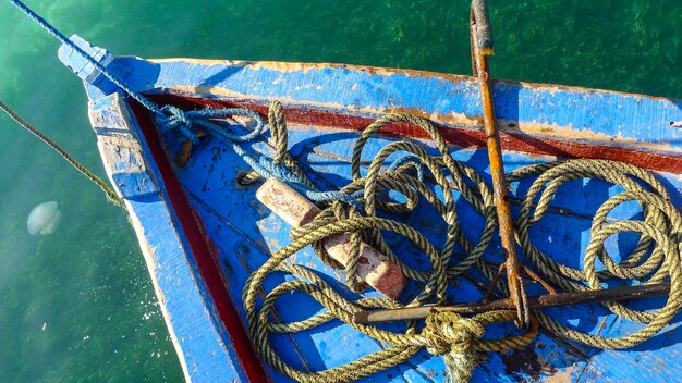 写真 海に停泊したボートの高角度の景色