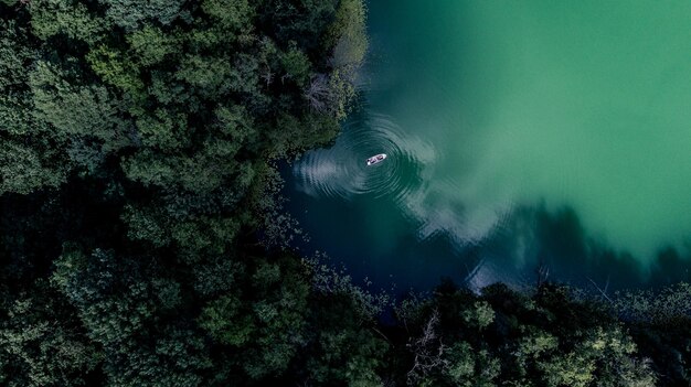 写真 湖上のボートの高角度の景色