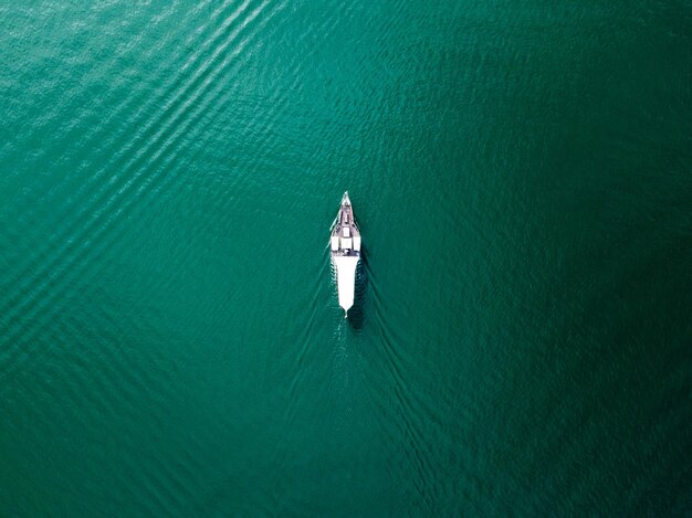 Фото Высокоугольный вид лодки, плавающей на море