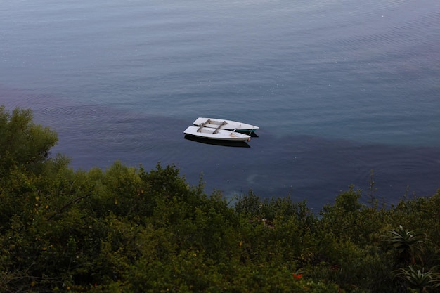 写真 静かな湖のボートの高角度の景色