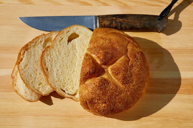 写真 切り板上のパンを高角度で見る