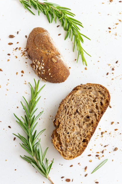 Фото Высокоугольный вид хлеба на тарелке