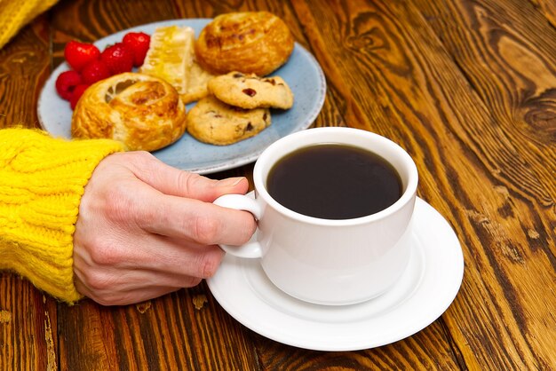 写真 テーブルの上の朝食とコーヒーの高角度のビュー