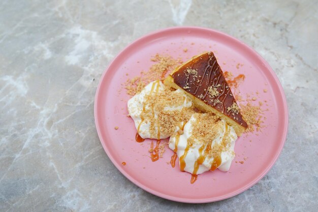 写真 テーブルの上の皿の朝食の高角度のビュー