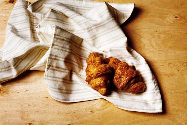 写真 紙上の朝食の高角度のビュー