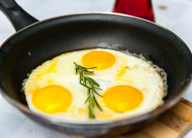 写真 テーブルの上の朝食の高角度のビュー