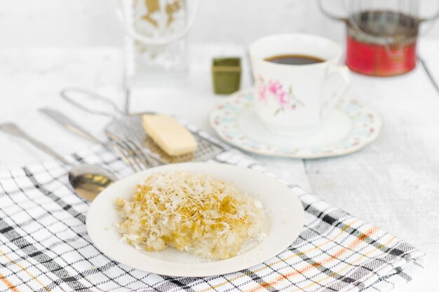 写真 テーブルの上の朝食の高角度のビュー