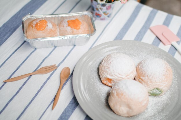 写真 テーブルの上の朝食の高角度のビュー