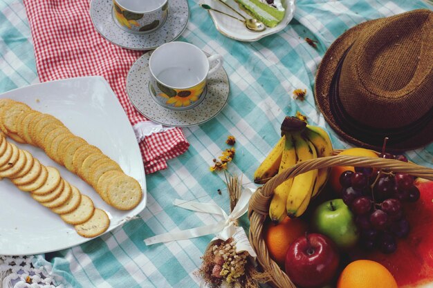 写真 テーブルの上の朝食の高角度のビュー