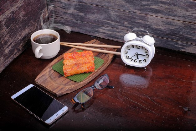 写真 テーブルの上の朝食の高角度のビュー