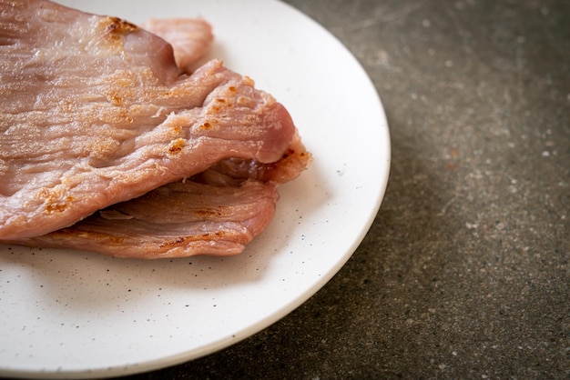 写真 プレートで提供される朝食の高角度のビュー