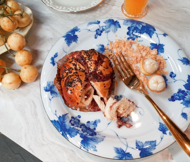 사진 테이블 에 제공 되는 아침 식사 의 높은 각도 시각