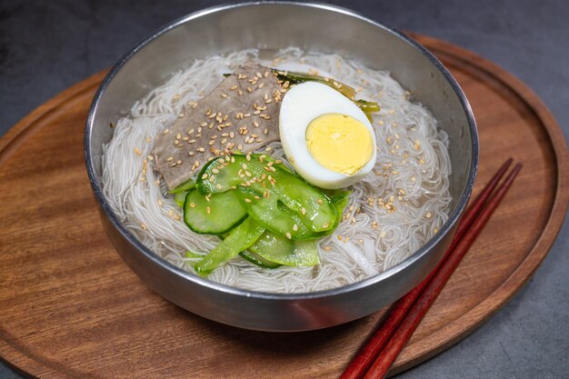 사진 테이블 에 제공 되는 아침 식사 의 높은 각도 시각