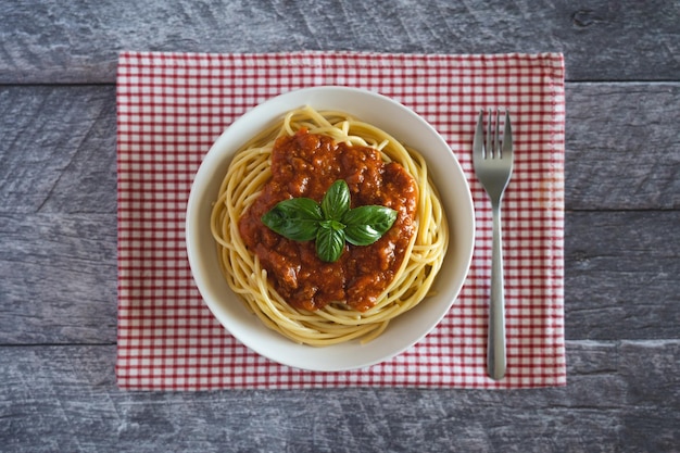 写真 テーブルで提供される朝食の高角度のビュー