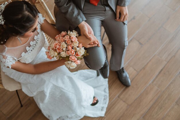 写真 床に座っている花嫁と花婿の高角度の景色