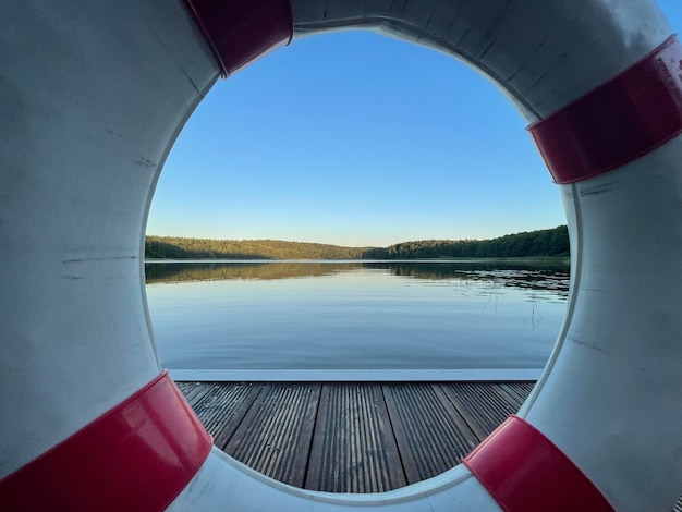 写真 空に照らされた橋の高角度の景色